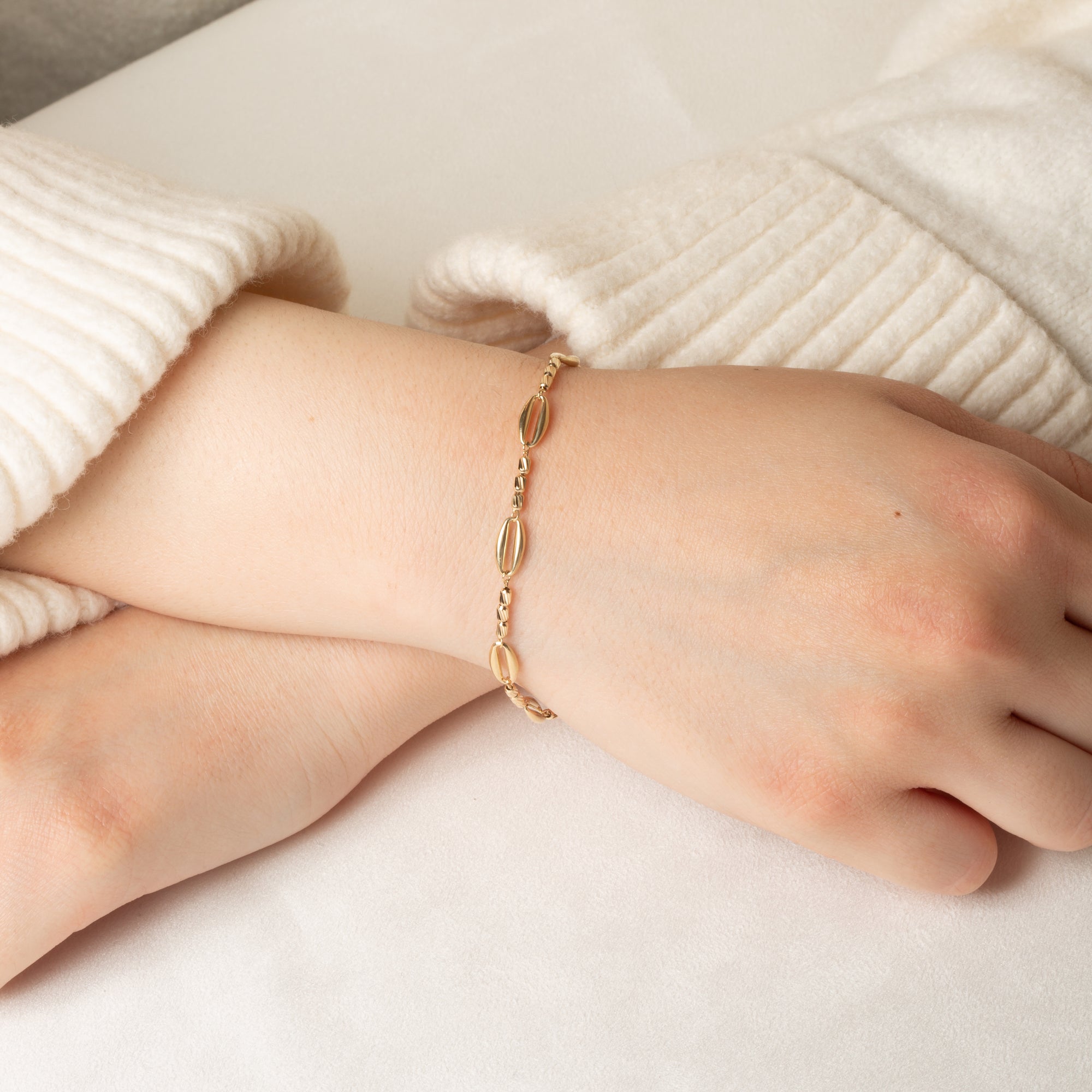 14K Yellow Gold Tube Link Cut Bracelet 7", view 2
